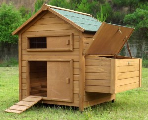 Huehnerstall kaufen Platz 5: Das "Gluckshaus" aus Massivholz mit ausziehbarer Wanne